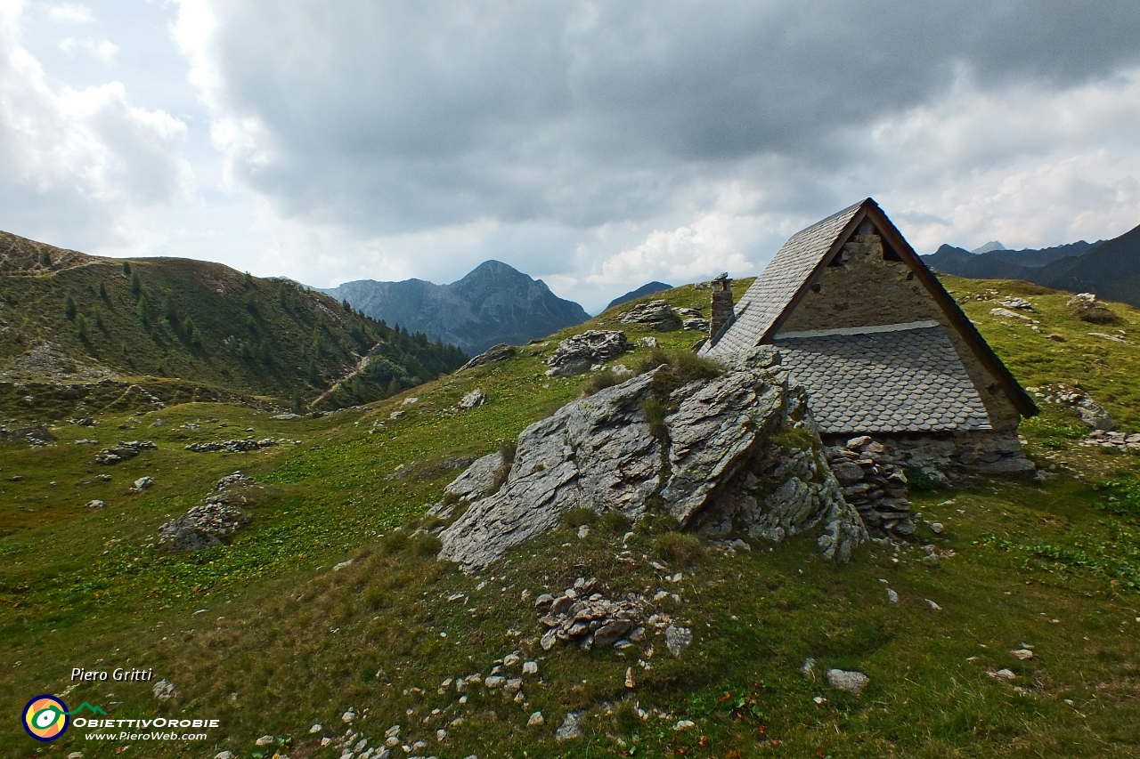 55 Baita Pianadei con vista in Monte Cavallo....JPG